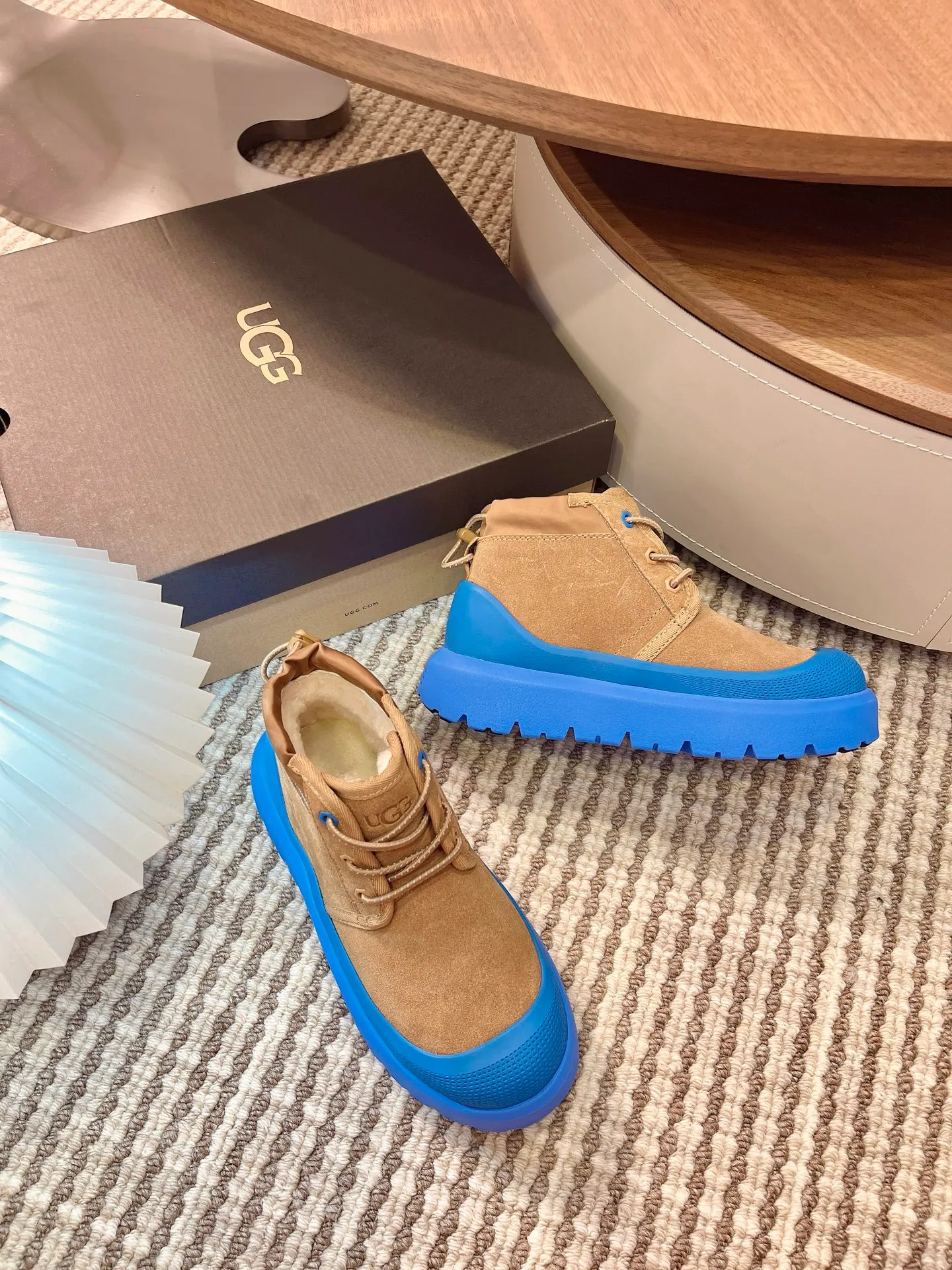 【UGG】 P: 560💰 Couple shoes Size: Women’s size 35-40 / Men’s size 40-44 UGG Tasman Weather Hybrid slip-on snow boots👢 Wang Yibo's same style 👏 adds a large orange sole to the classic Tasman shoe style, functional color contrast design, environmentally friendly waterproof and snowproof material, which has both fashionable and functional attributes. At the same time, it is paired with the new UGG furry shoes Keen's furry color-blocking jacket. Bright orange and maroon collide to create a new light outdoor style and open up a new travel experience in early autumn! Using the best materials, the 17mm fur integrated surface is warmer and breathable, and the outsole is upgraded to a lightweight and wear-resistant light wing technology outsole!